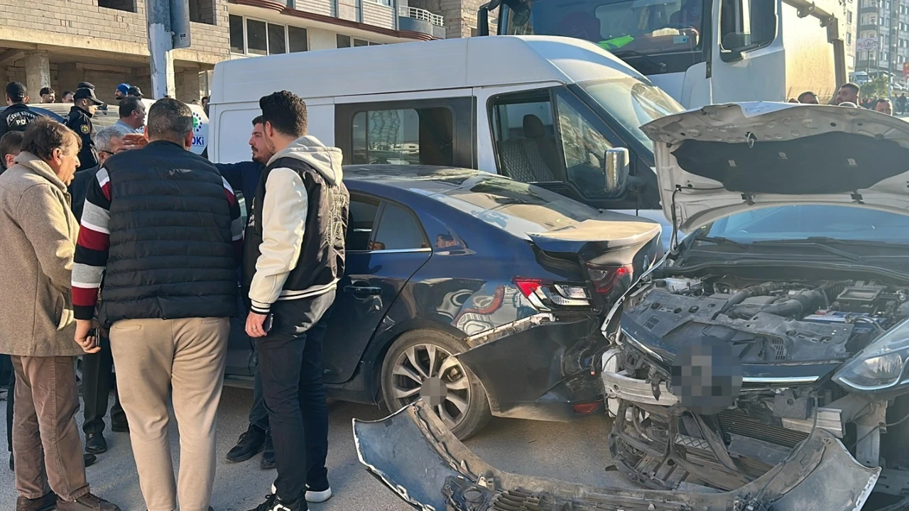 Hatay'da freni bozulan hafriyat kamyonu dehşet saçtı! 5 aracı biçti