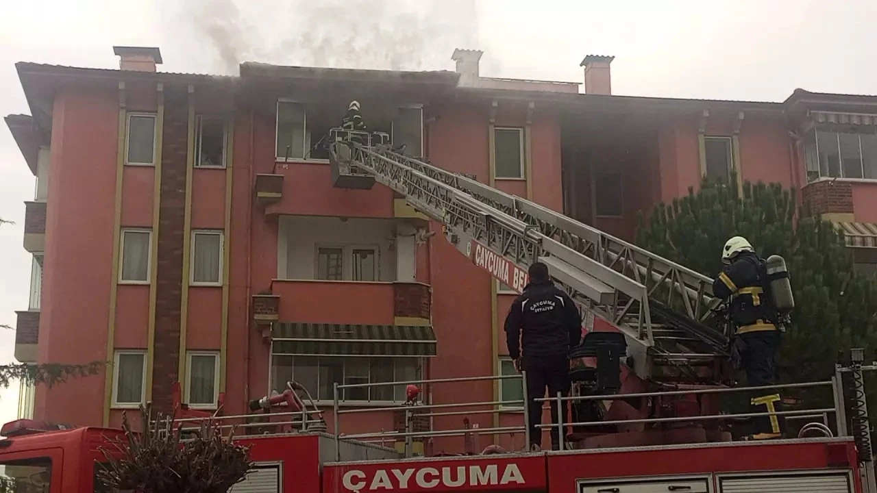 Zonguldak'ta dört katlı binada yangın: Çok sayıda ekip sevk edildi!