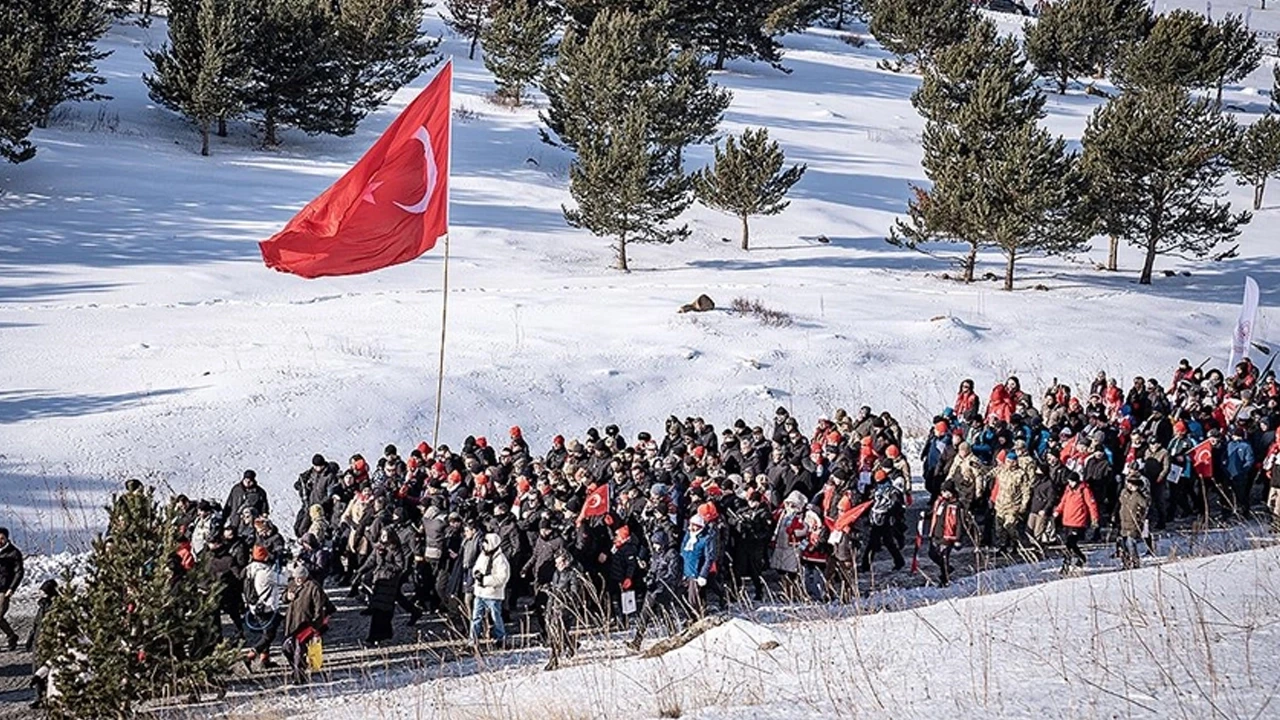 Sarıkamış'ta binlerce kişi şehitler için yürüdü