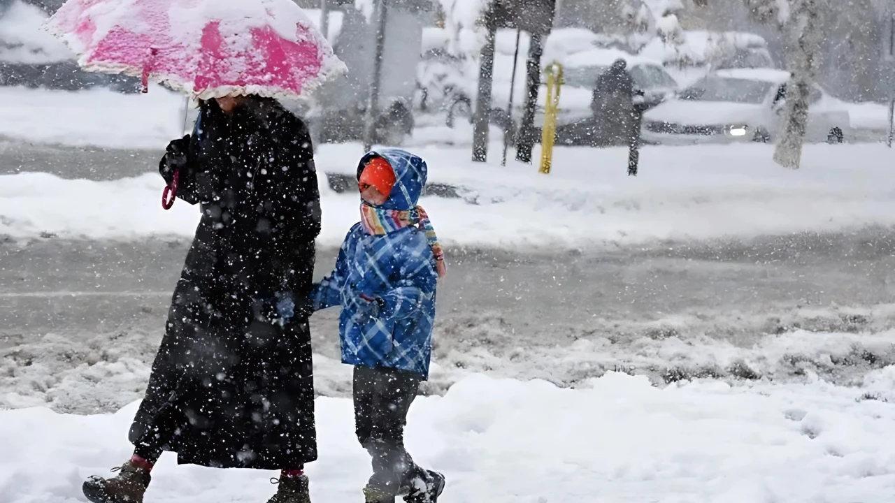 İstanbul'da kar beklentisi ertelendi, sıcaklık 10 derece düşecek!