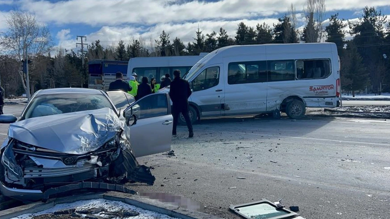 Erzurum'da servis aracı ile otomobil kafa kafaya çarpıştı: Çok sayıda yaralı var!