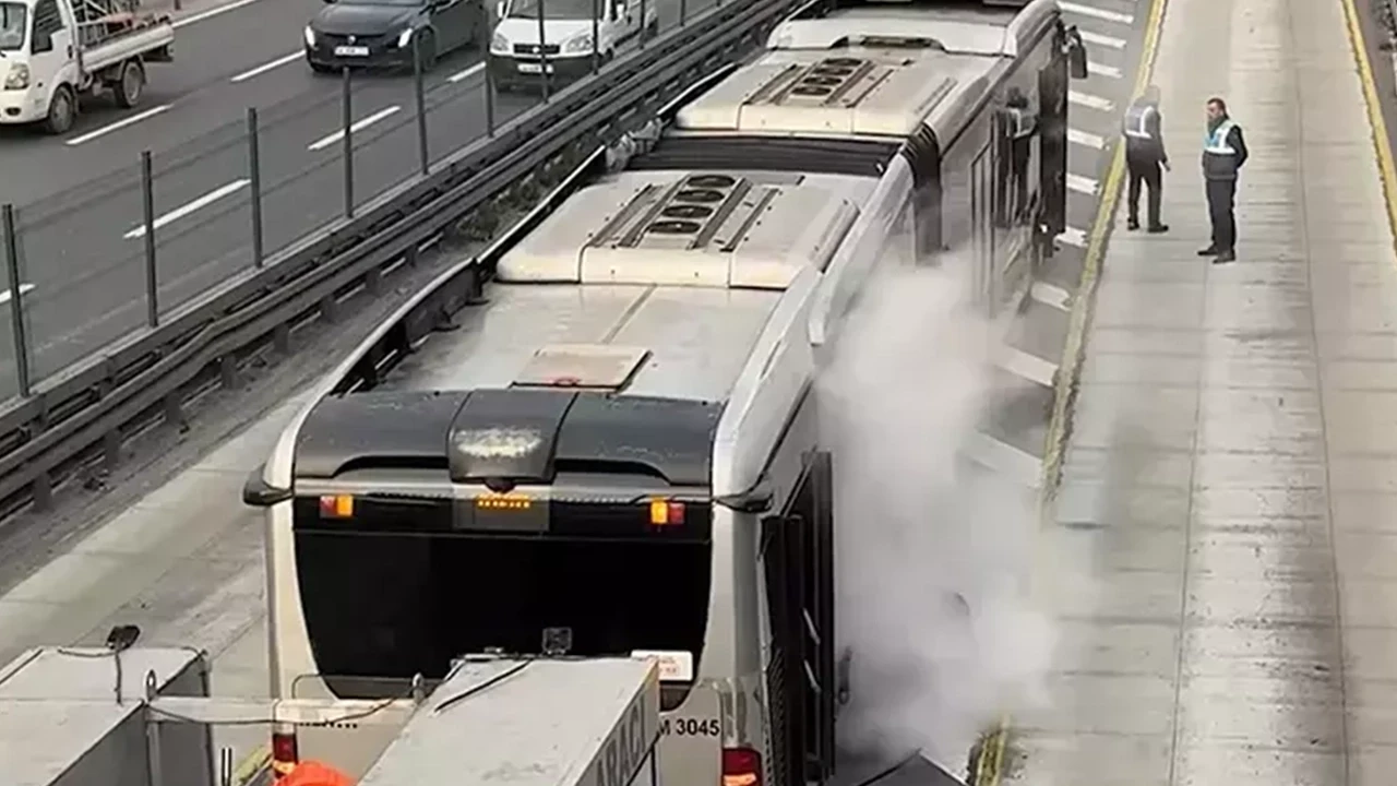 Bahçelievler'de metrobüs arıza yaptı: Yolcular tahliye edildi