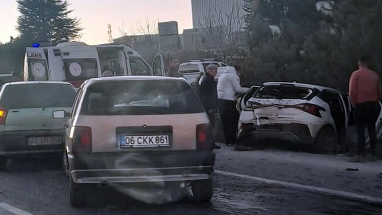 Afyonkarahisar'da zincirleme trafik kazası: 8 kişi yaralandı