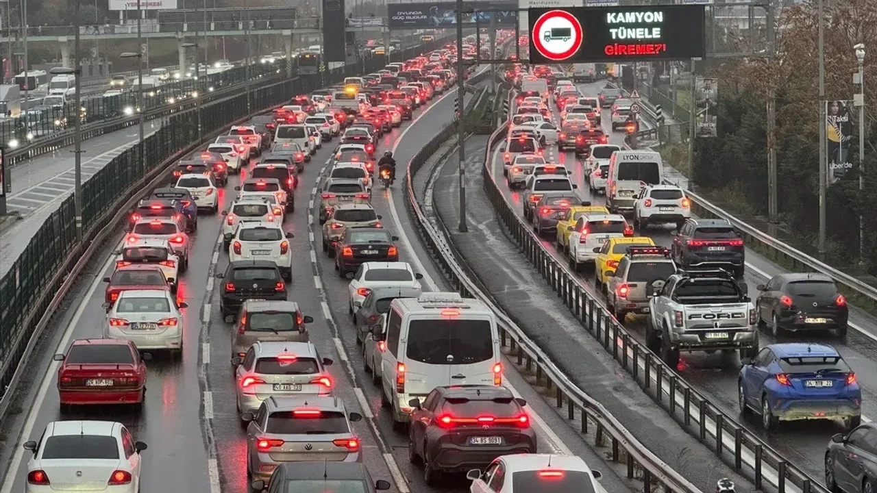 İstanbul, Ankara ve İzmir'de yol durumu belli oldu! Hafta sonu yola çıkanlar dikkat