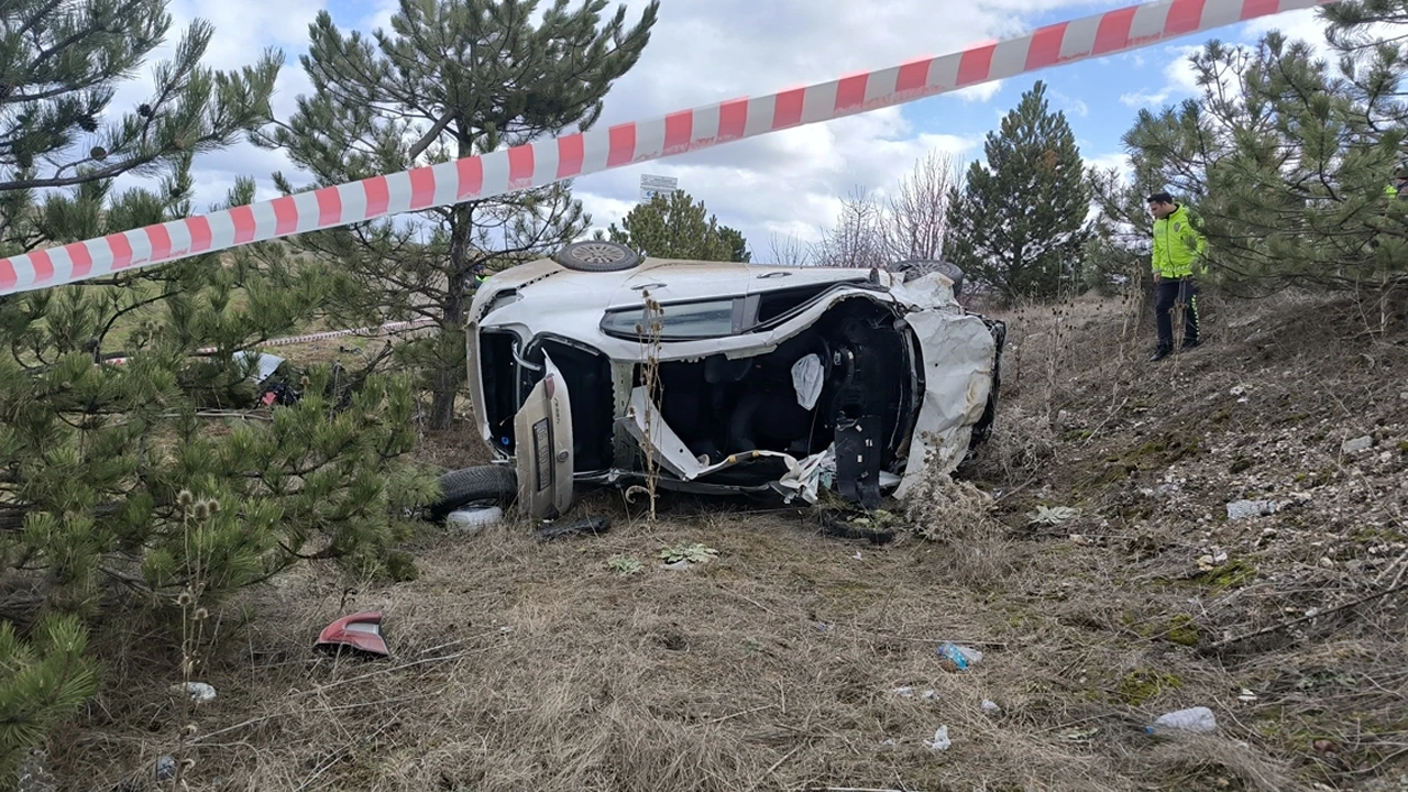 Kütahya'da korkunç kaza: Şarampole devrilen araçta ölü ve yaralılar var!