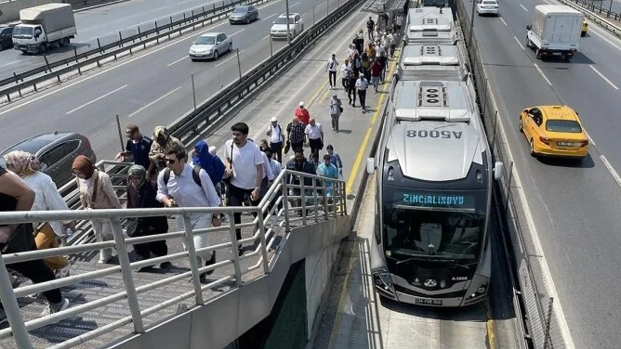 2025 İETT ücretlerine zam geldi: İstanbul metrobüs ücretleri ne kadar oldu? Metrobüs tam ve indirimli bilet ne kadar?