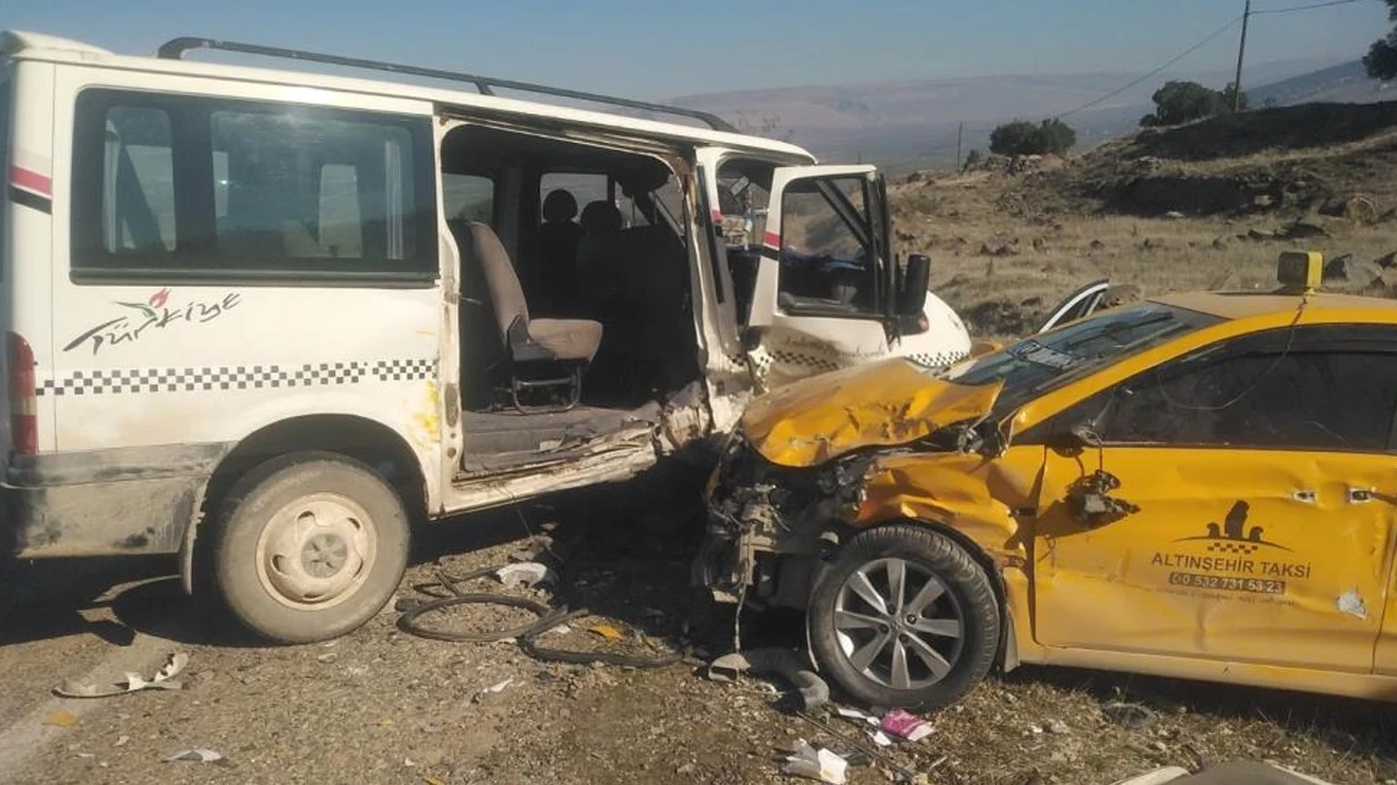 Gaziantep'te feci kaza: Araç ile taksi çarpıştı! Çok sayıda yaralı var