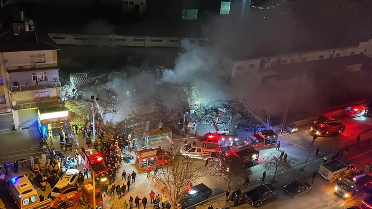 Konya’da çöken 3 katlı binanın enkazından 2 kişi sağ kurtarıldı