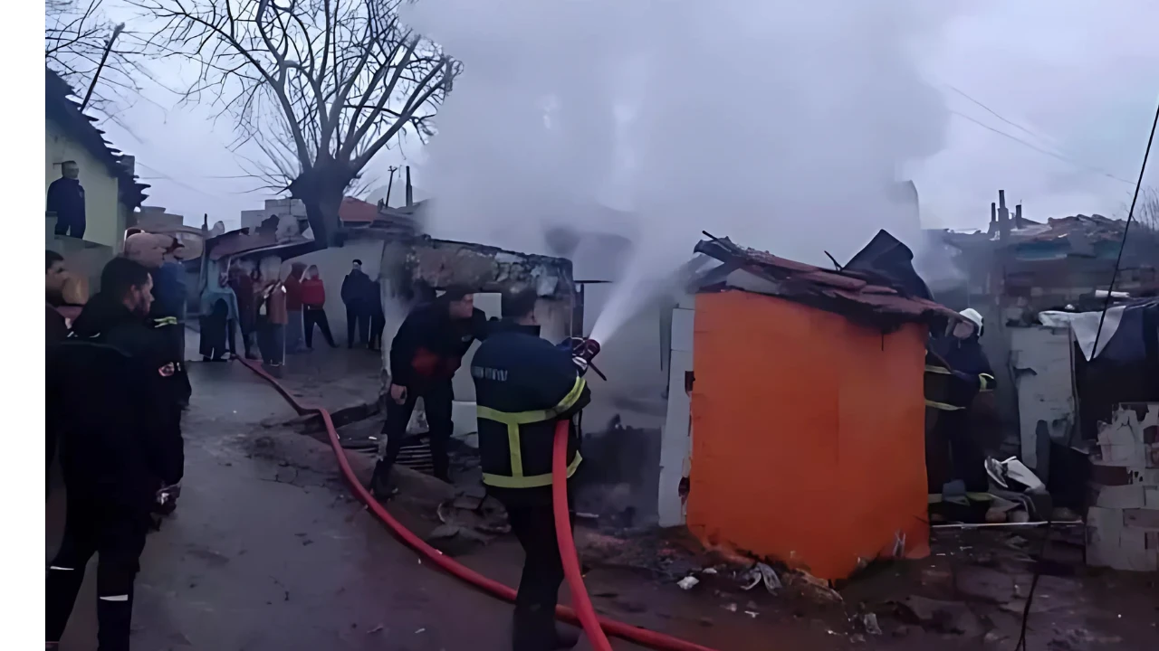 Edirne Keşan'da sobadan çıkan yangın evi kullanılamaz hale getirdi