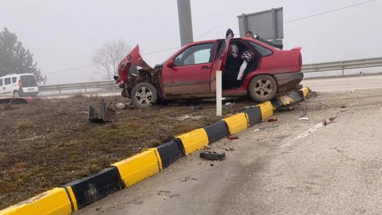 Kastamonu'da feci kaza: Otomobil ile çekici çarpıştı! yaralılar var