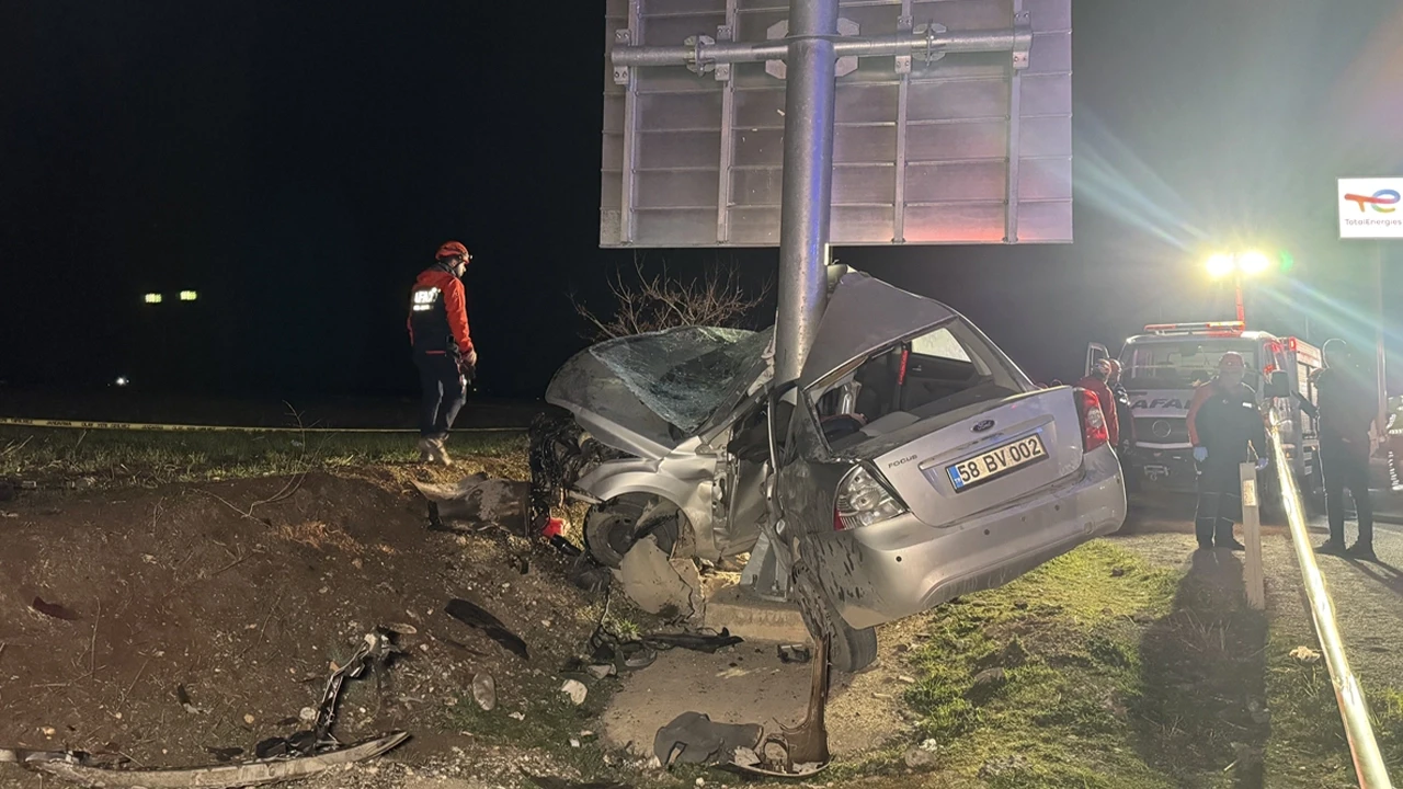 Adıyaman'da otomobil direğe çarptı: Sürücü hayatını kaybetti