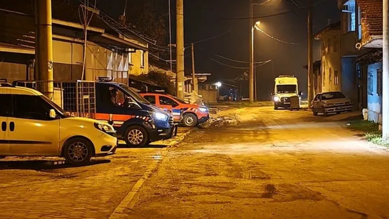 Bursa'da bir baba 2 çocuğunu rehin aldı: Ekipler 15 saattir ikna etmeye çalışıyor!