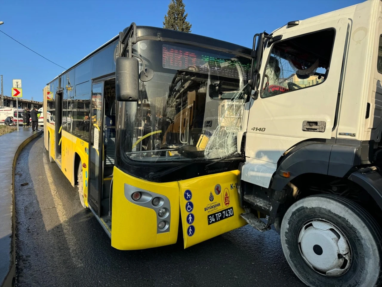 Başakşehir’de feci kaza: 3 otobüs ve 1 mikser aracı çarpıştı