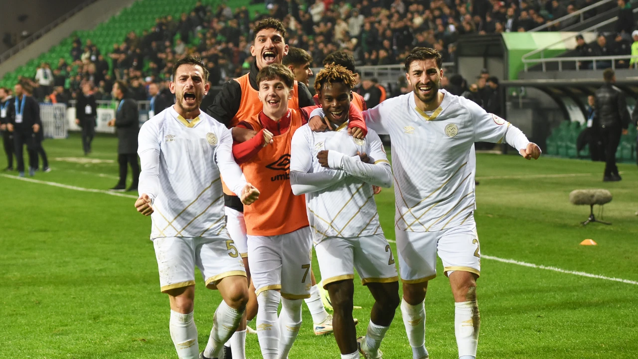 Manisa FK, deplasmanda Sakaryaspor'u 2-1 mağlup etti