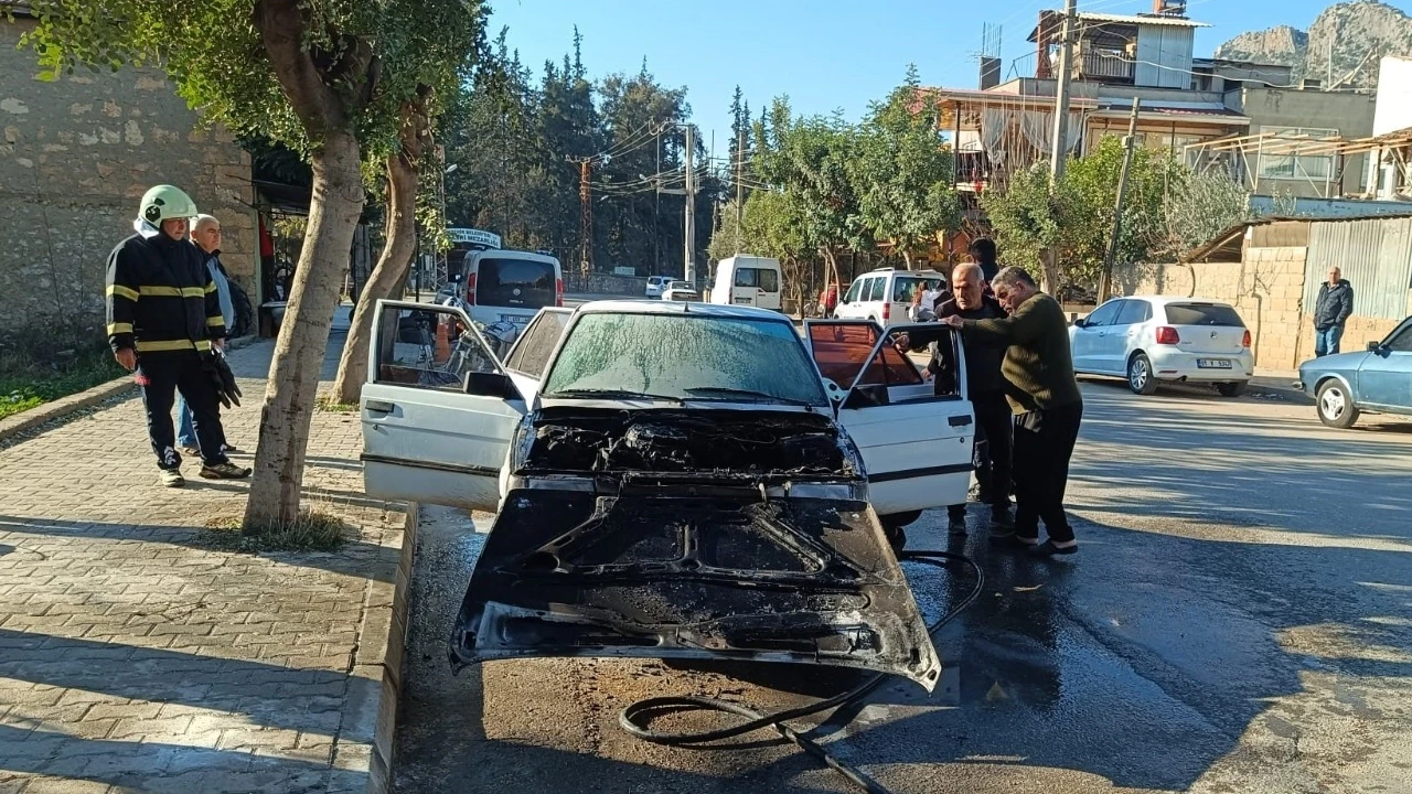 Adana'da panik anları: Seyir halindeki otomobil küle döndü