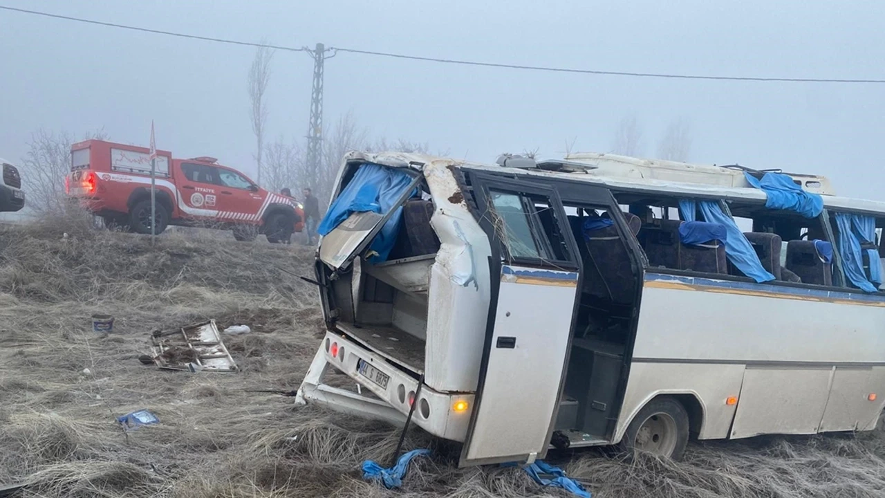 Malatya'da işçi servisi devrildi: 17 yaralı