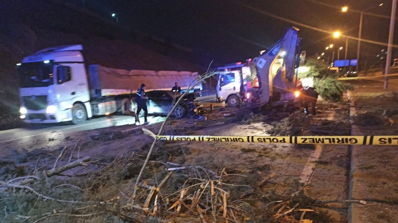 Kahramanmaraş'ta korkunç kaza: Otomobil iş makinesine çarptı! 1 ölü