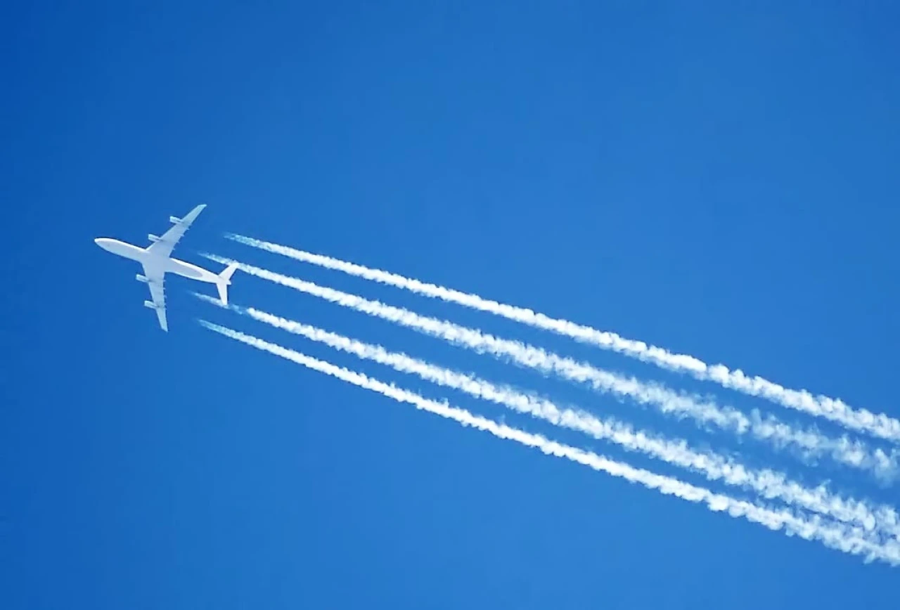 Chemtrail nedir? Kimyasal püskürtme gerçek mi? Uçaklardan kimyasal madde saçılıyor mu?