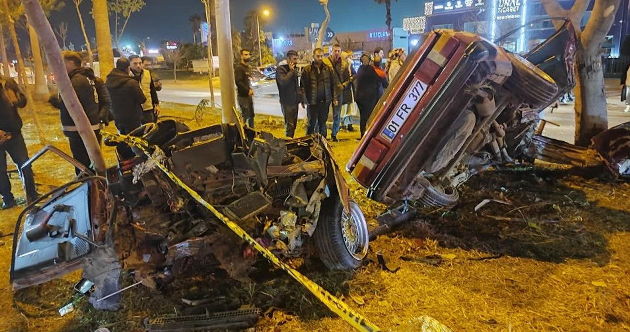 Adana'da otomobil ikiye ayrıldı: Korkunç kazada 2 kişi öldü