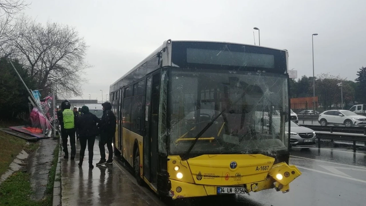 Bahçelievler'de zincirleme kaza: İETT otobüsü direğe çarptı