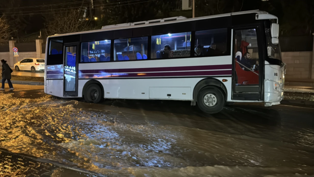 Adana'da su borusu patladı: Otobüs çukura düştü