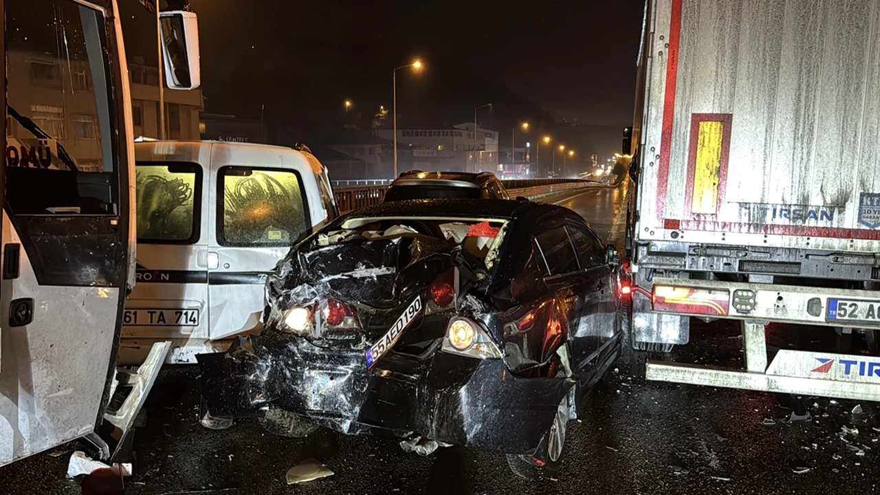 Samsun'da zincirleme trafik kazası: 8 araç karıştı, 2 yaralı