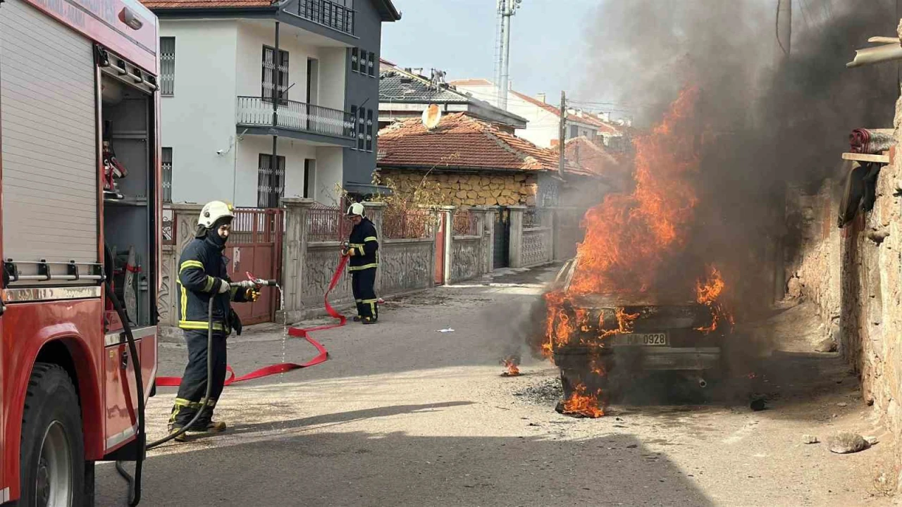 Aksaray’da park halindeki araç alevler içinde kaldı