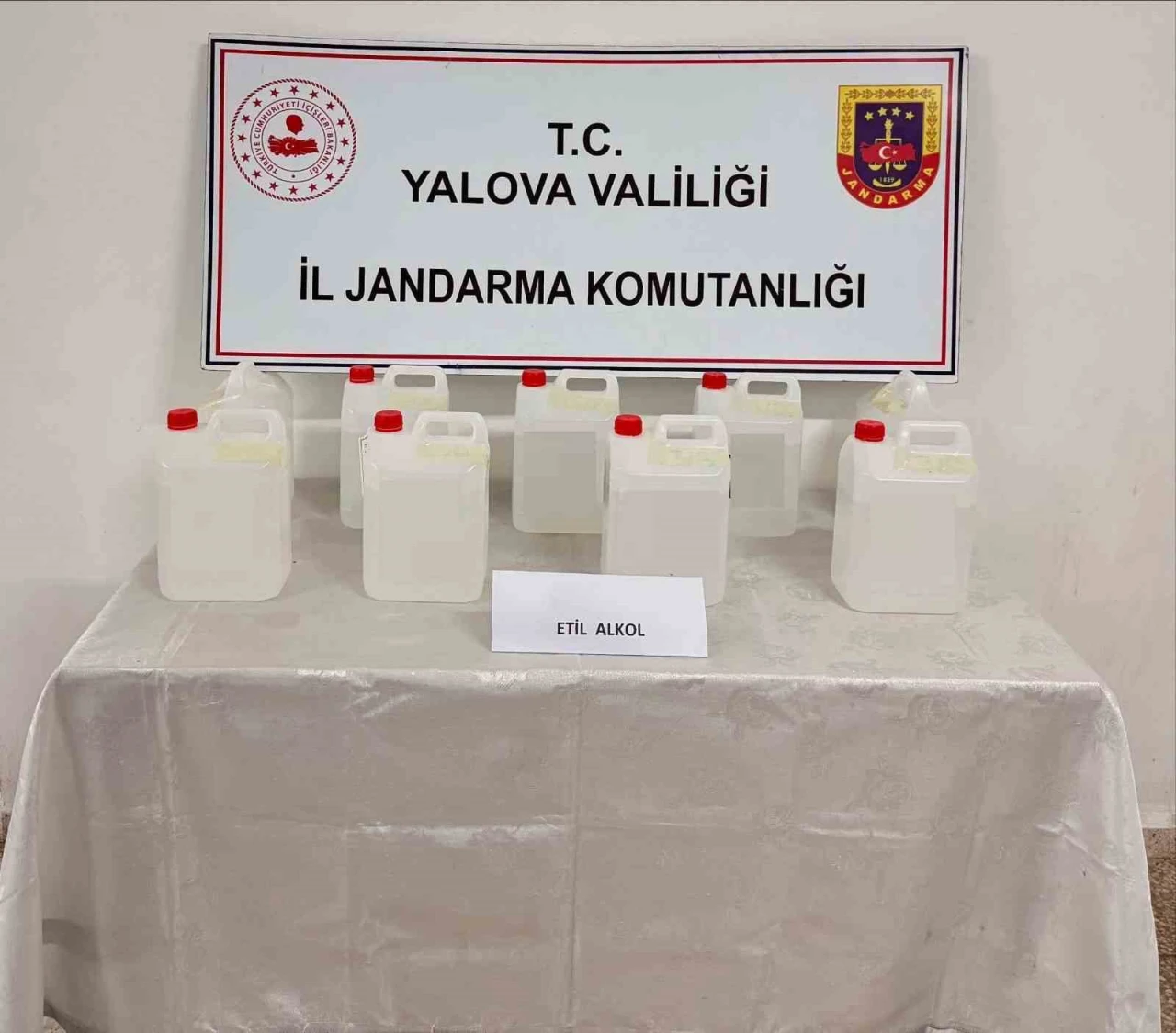 Yalova’da kargo ile yollanan 45 litre etil alkol ele geçirildi