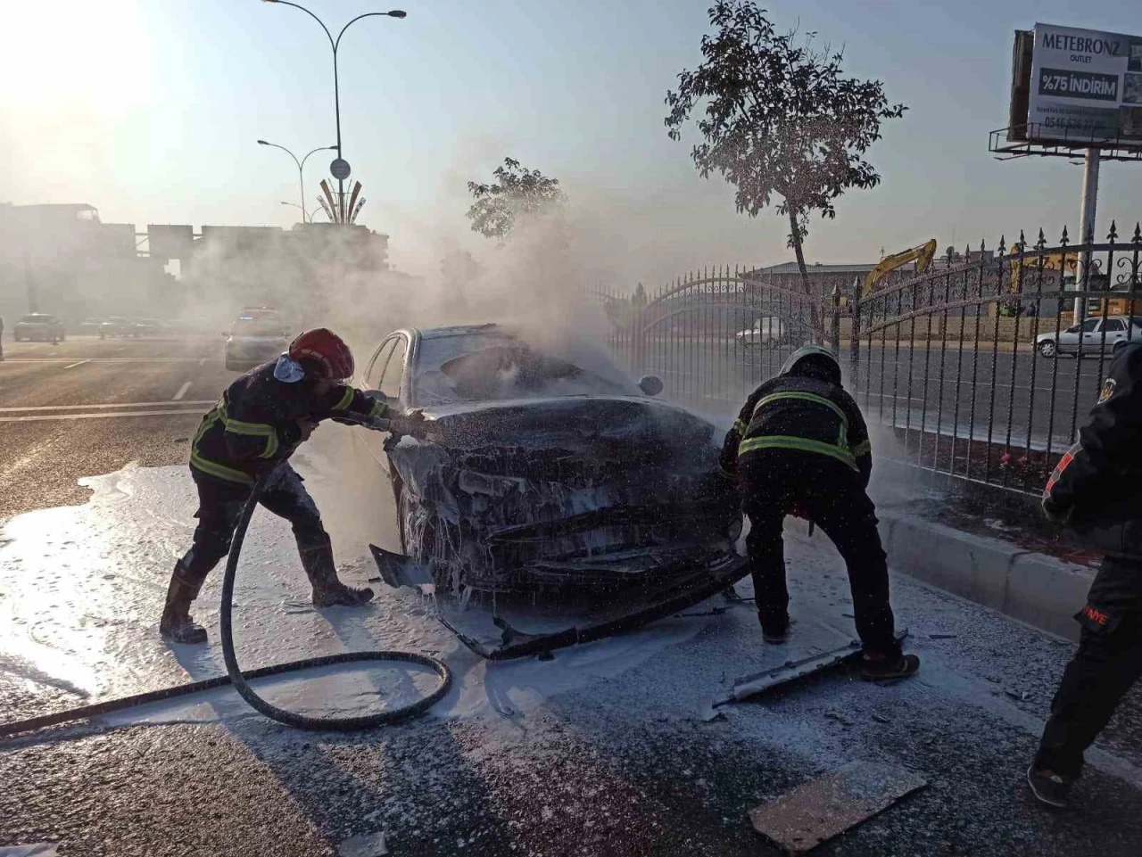 Şanlıurfa'da zincirleme trafik kazasında otomobil alev alarak yandı