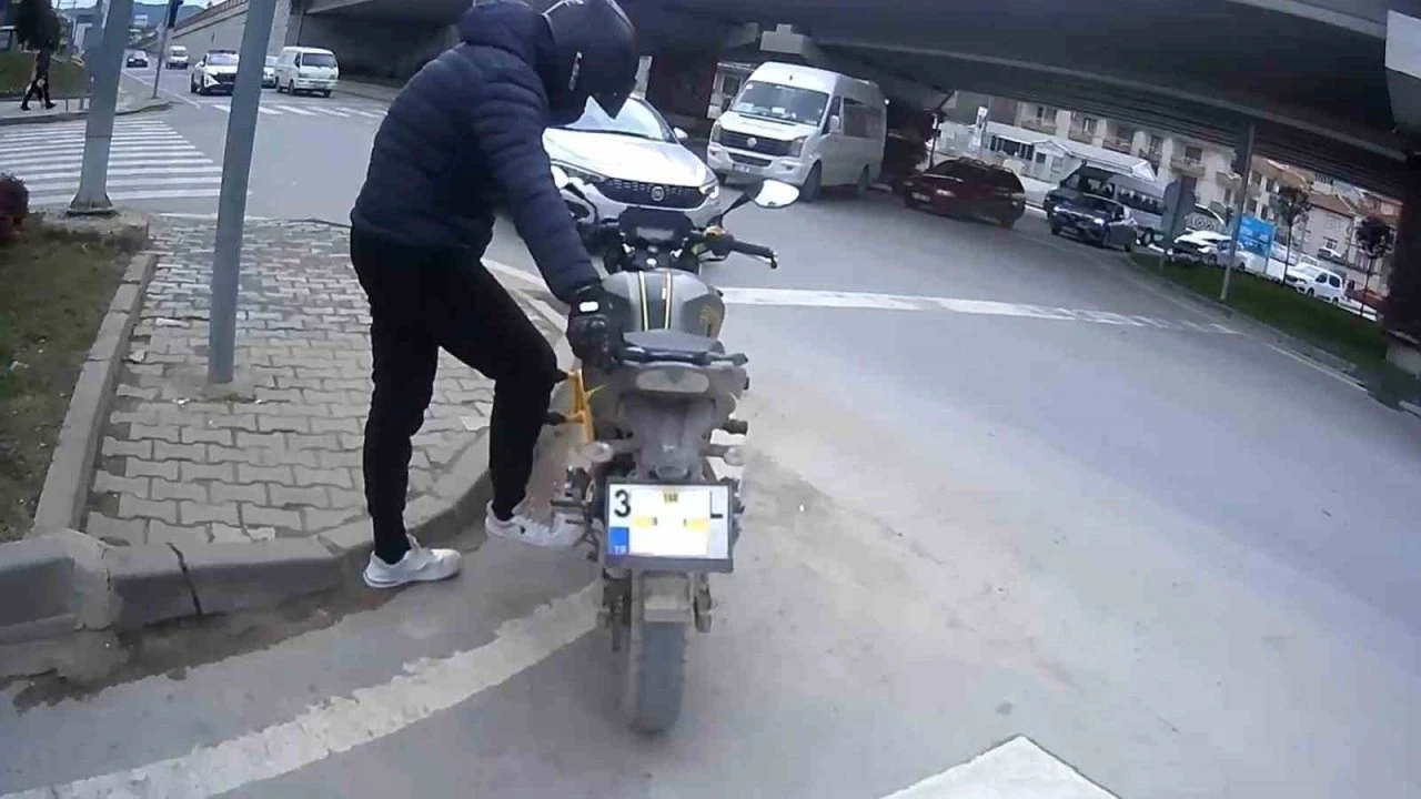 Kaldırımda motosiklet kullanan sürücüye 22 bin lira ceza!