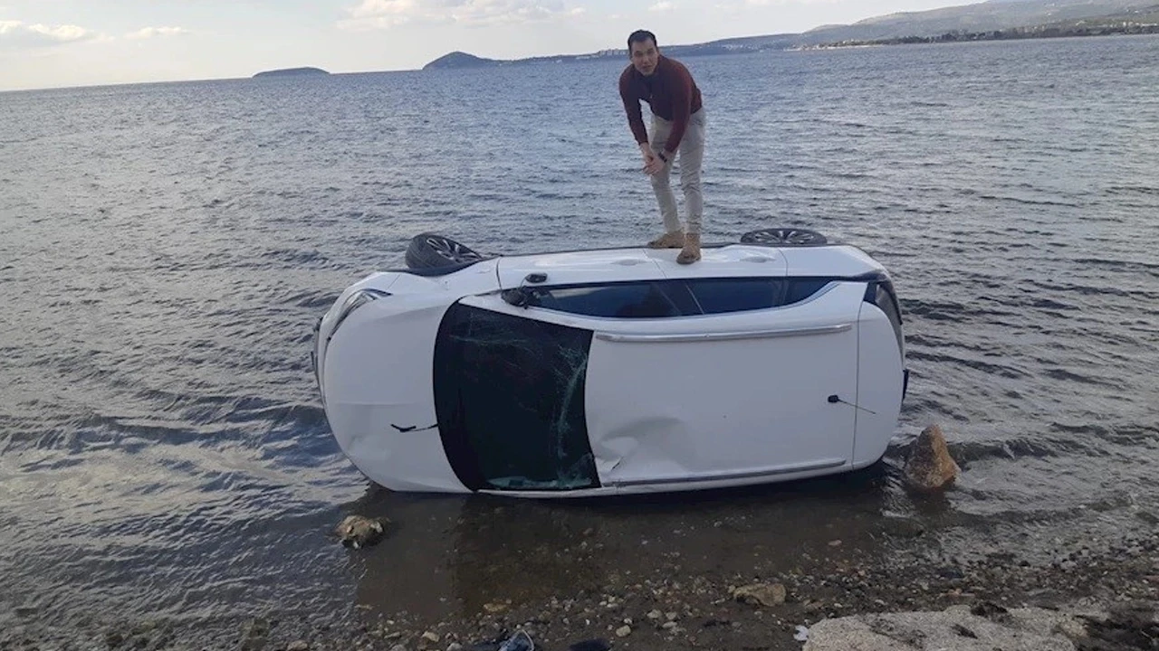 Balıkesir'de feci kaza: Virajı alamayan otomobil, takla atarak denize uçtu!