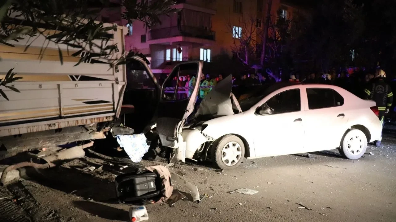 Denizli'de feci kaza: Otomobil, park etmeye çalışan kamyonete çarptı! 1 ölü, 4 yaralı