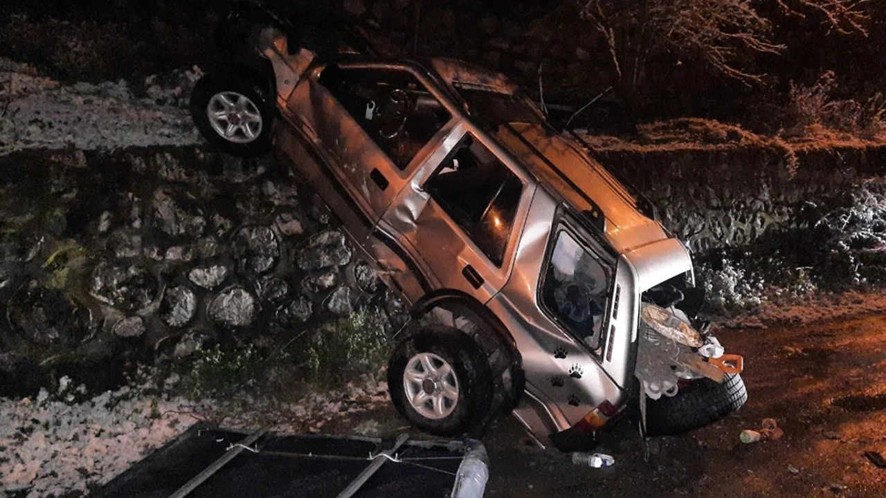 Kocaeli'de cip, uçuruma düştü