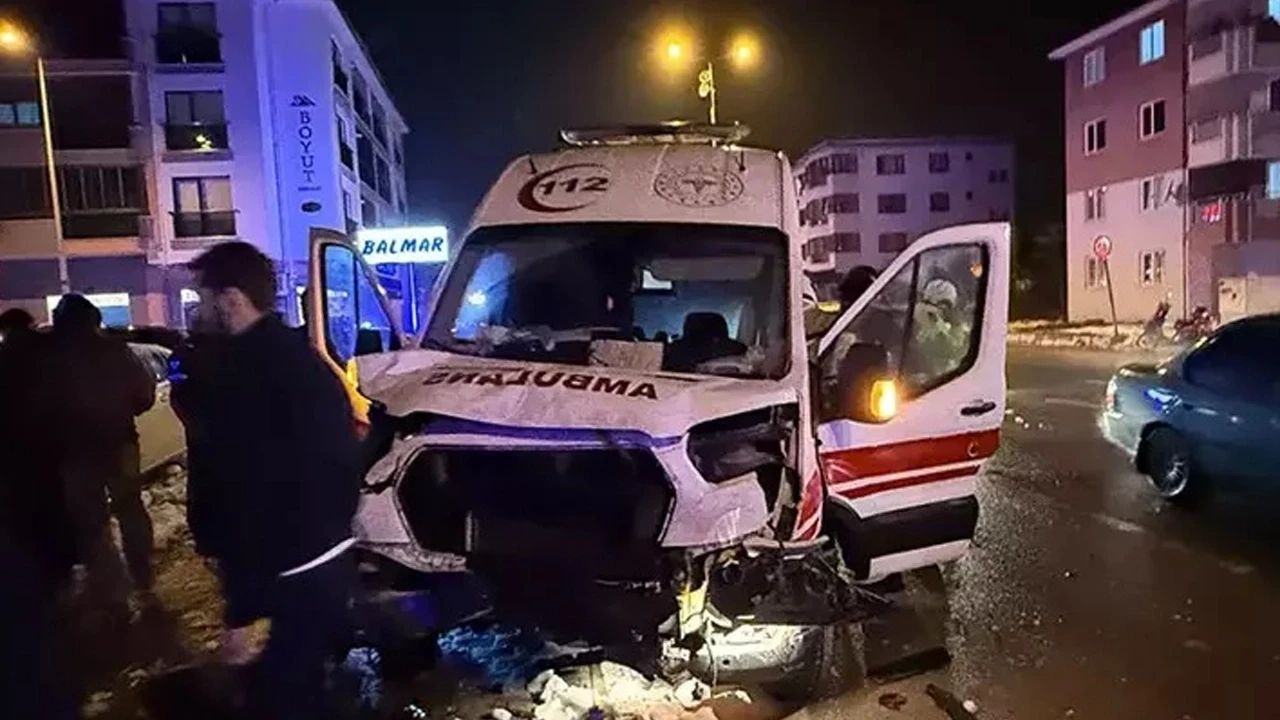 Bartın'da ambulans ile otomobil çarpıştı: Çok sayıda yaralı var!