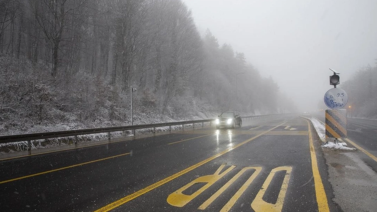 Bolu Dağı'nda kar ve sis: Trafikte beklenmedik zorluklar!