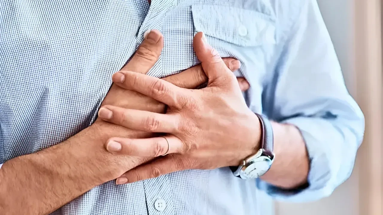 Göğüs ağrısı kalp krizinin ilk habercisi olabilir! Erken müdahale hayat kurtarır