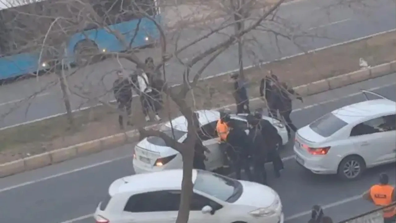 Şanlıurfa’da trafikte kavga çıktı, sürücü darp edildi! O anlar kameraya yansıdı