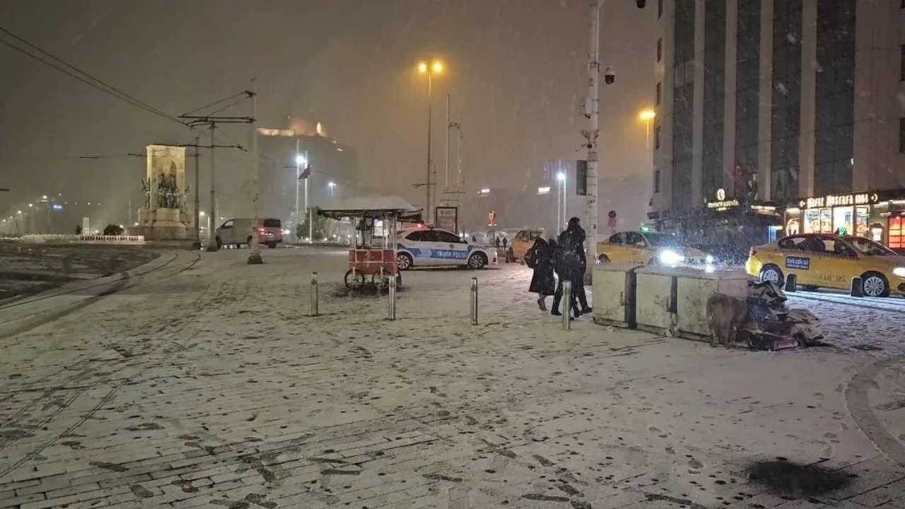 İstanbul kara doydu! Üçüncü günde de kar yağışı sürüyor