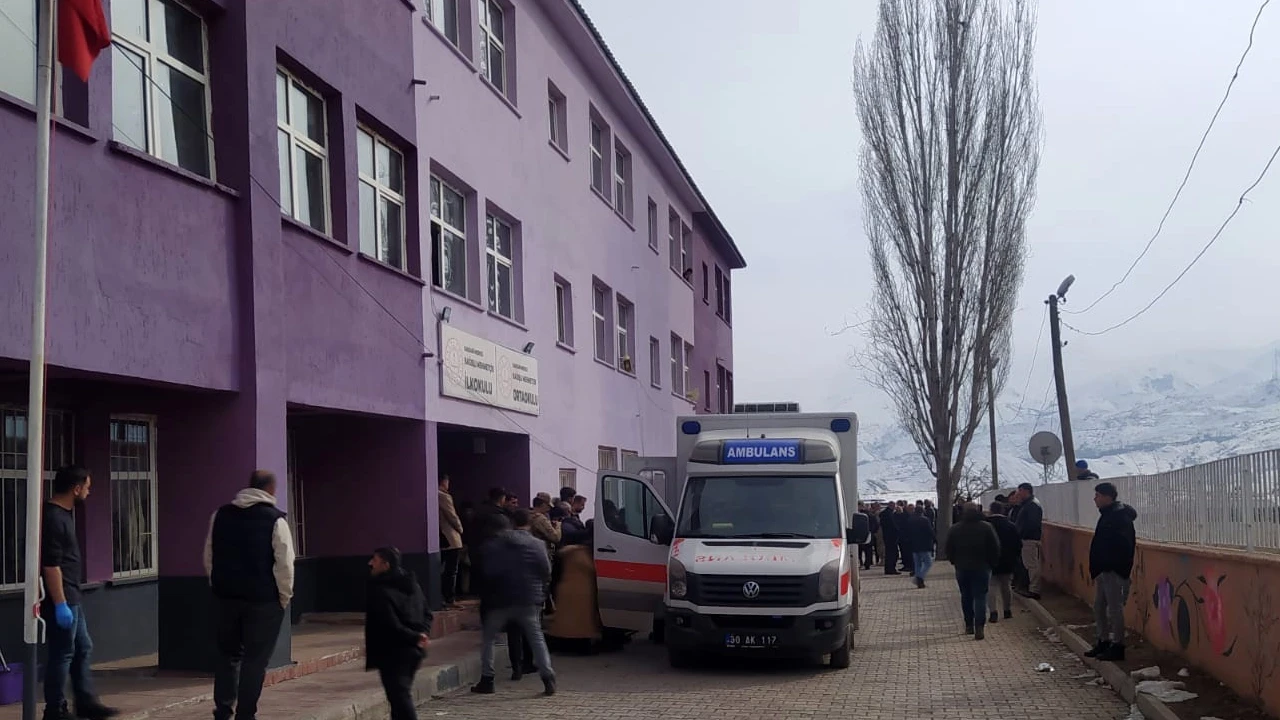 Hakkari'de panik dolu anlar: 34 öğrenci hastaneye kaldırıldı