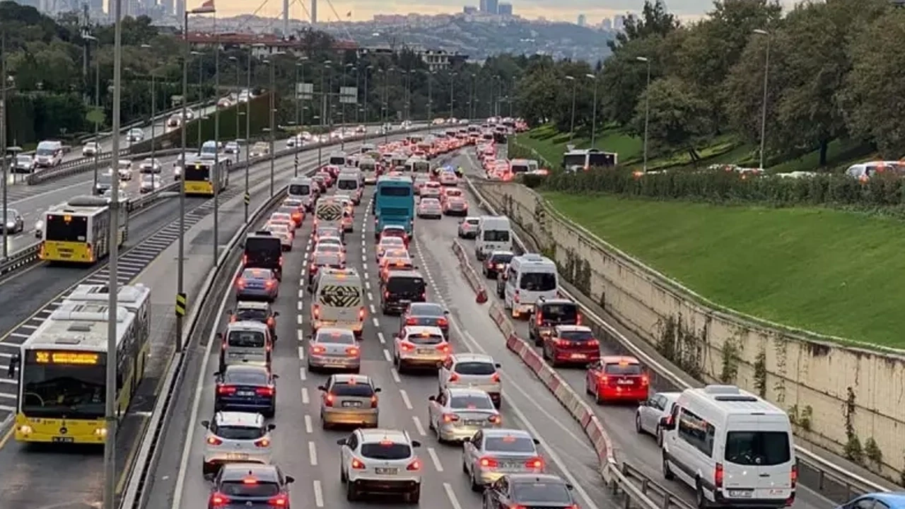 İstanbul, Ankara ve İzmir'de haftanın ilk iş gününde yola çıkanlar dikkat: Kara yollarındaki son durum açıklandı