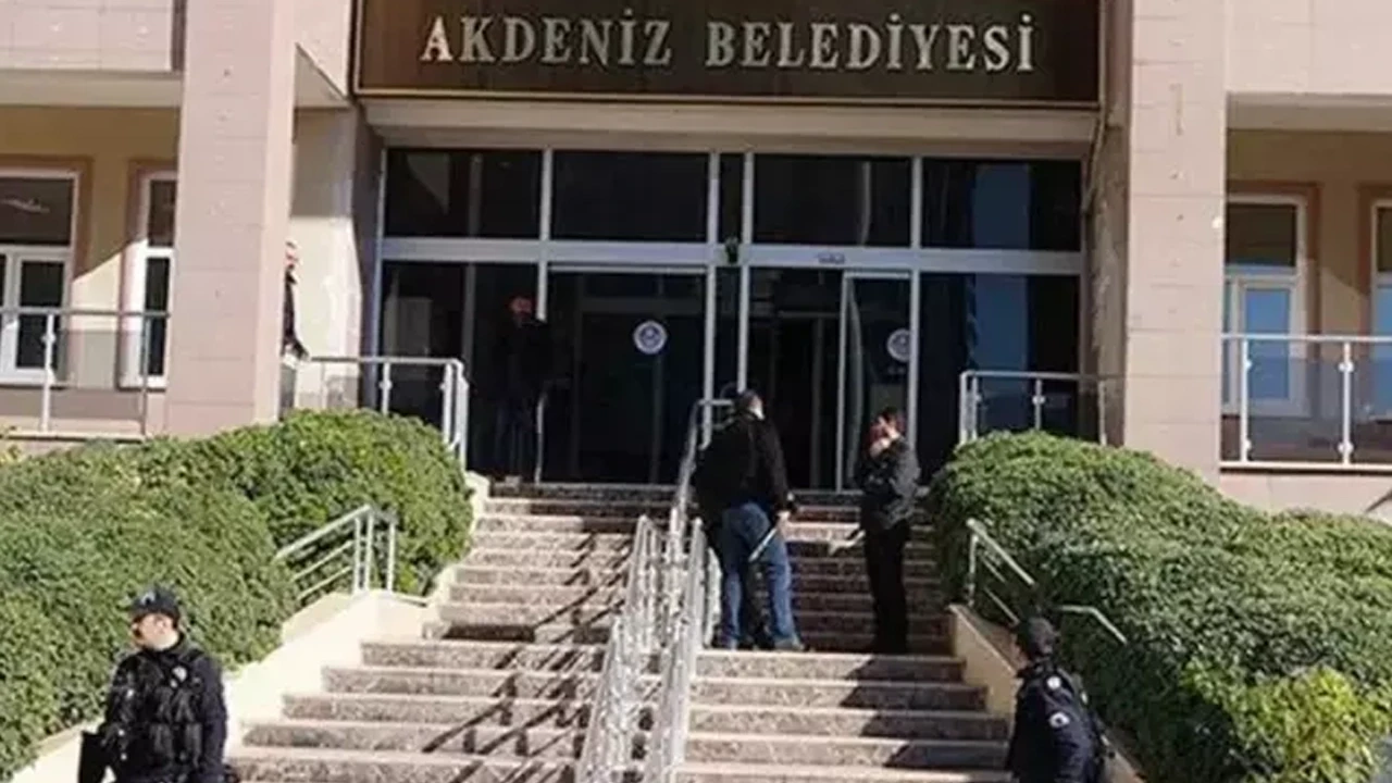 Kayyım atanan Akdeniz Belediyesi'nde 5 kişi daha işten çıkarıldı