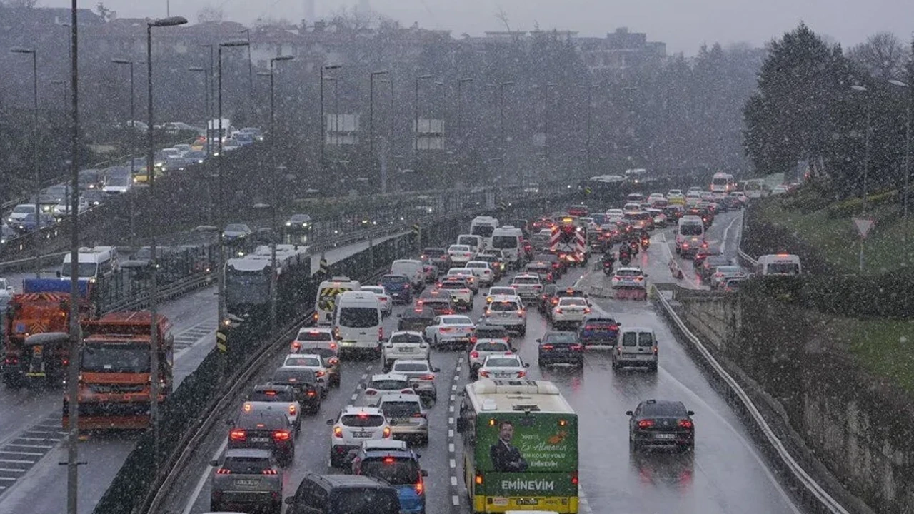 İstanbul’da kar yağışı aniden bastı: AKOM ve Meteoroloji uyarı yapıyor