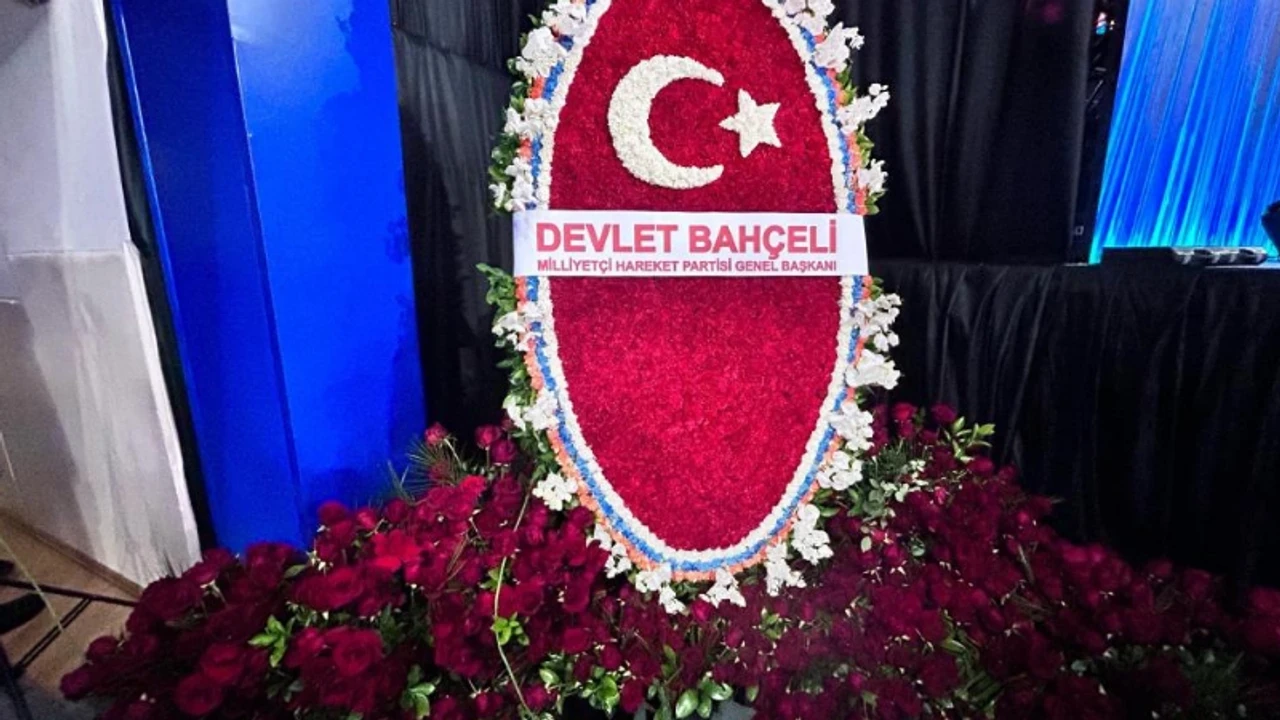 MHP Genel Başkanı Bahçeli'den AK Parti'nin Büyük Kongresi'ne özel çelenk