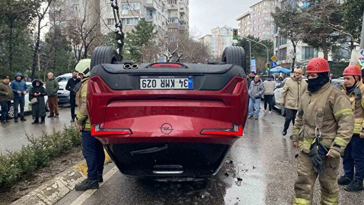 Kadıköy'de araç takla atıp ters döndü