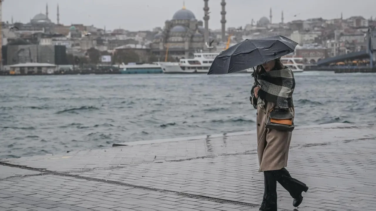 İstanbul’da sağanak yağış hayatı olumsuz etkiledi