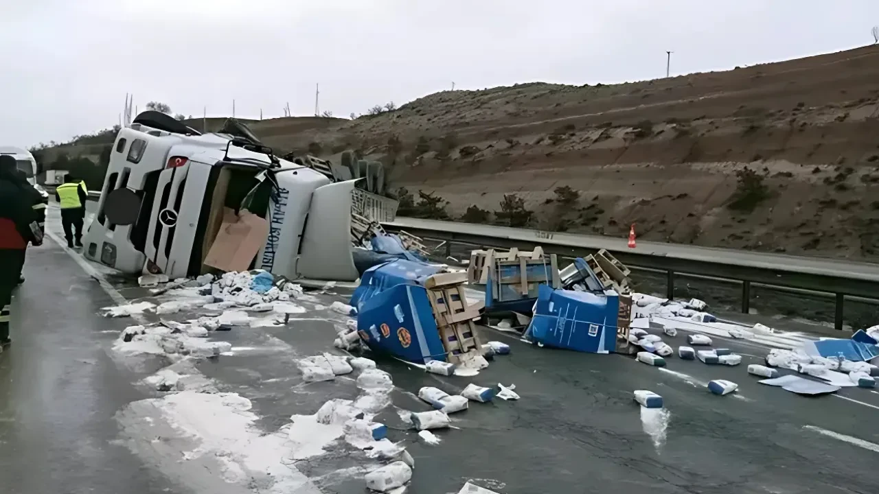 Kırıkkale’de un yüklü tır devrildi: Sürücü yaralandı