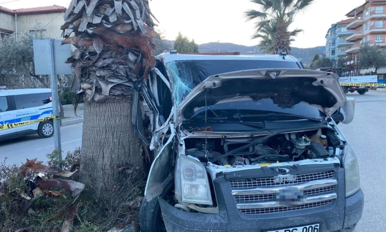 Denizli'de feci kaza: Ağaca çarpan otomobil hurdaya döndü!