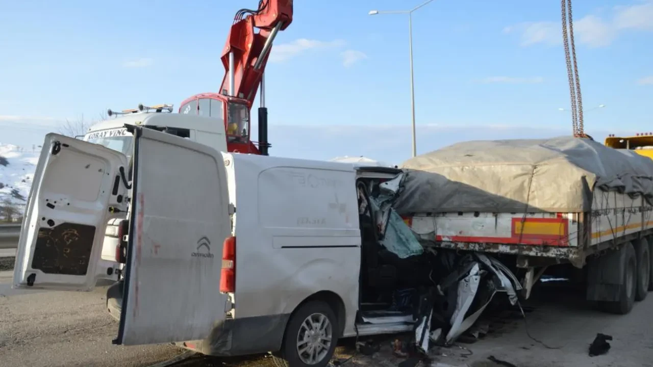 Samsun'da tır ile otomobil çarpıştı: Feci kazada ölü ve yaralılar var!