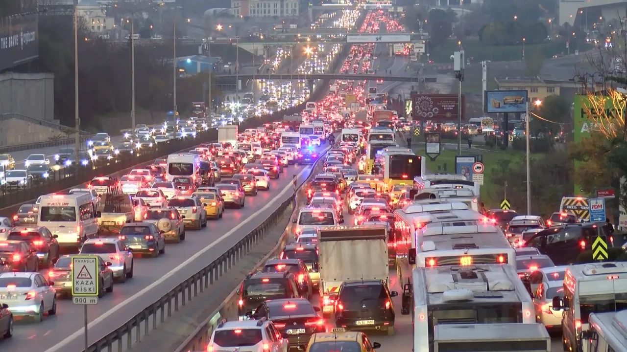 İstanbul’da trafik çilesi! Yoğunluk yüzde 83’e ulaştı