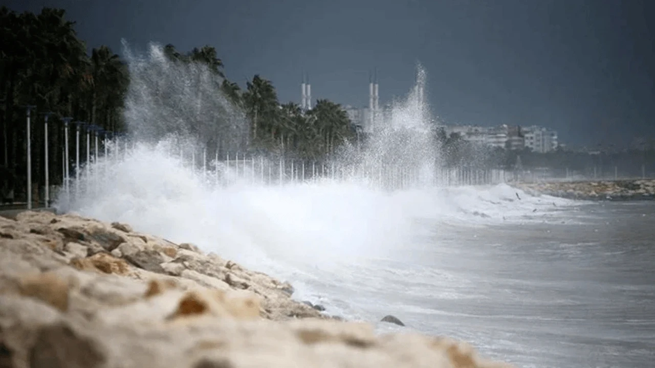 Meteoroloji'den kritik açıklama: Ege Denizi'ndeki fırtına devam edecek mi?